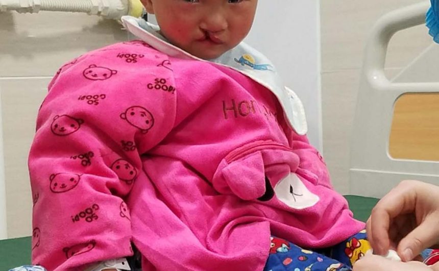 scared_girl1 Soothing a Scared Little Girl Before Her Surgery