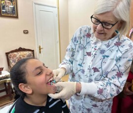 AfS volunteer does a free dental examination